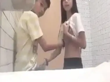 Gadis Cantik Pasrah Goyang Kasur Belajar