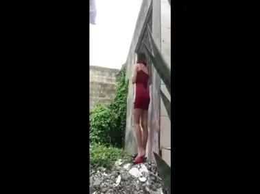 Kemesraan Sejoli Cantik Di Belakang Rumah
